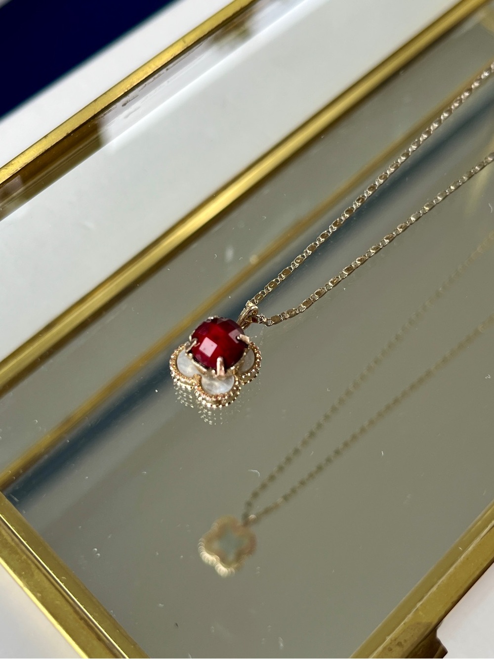 🍀 Quatrefoil Pendant Necklace in Gold-Tone Metal w/ 21” Valentino Link Chain
